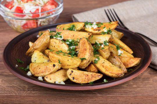 Пържени картофи по селски с копър и чесън