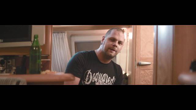 Бате Пешо – Между нас, 2015