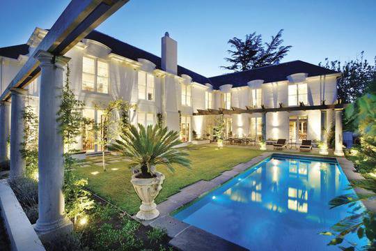 Комплексарско гей-шоу с участие на човекоподобни маймуни