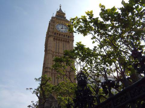 Великобритания вкарва в затвор нелегалните имигранти, ако работят