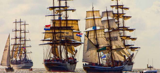 Стотици кораби напълниха канала на Амстердам (снимки)