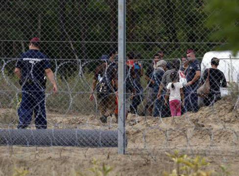 Полицията в Унгария използва сълзотворен газ срещу бежанци на границата