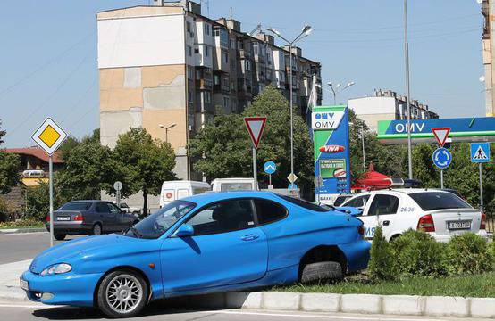 „Хюндай“ се „паркира“ в градинката на кръговото до OMV след ПТП