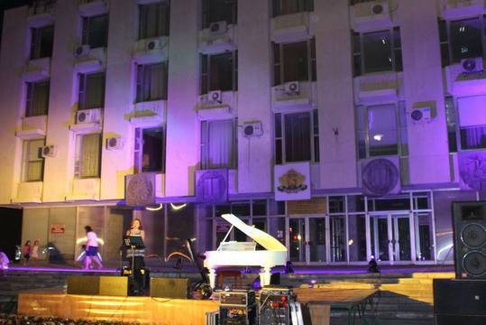 Организираха открит пиано бар за празника на Димитровград