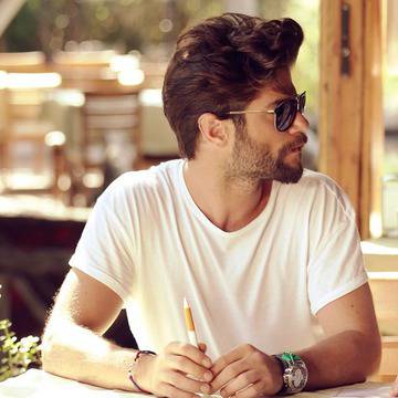 Невероятно красив мъж влиза в „Кварталът на богатите“