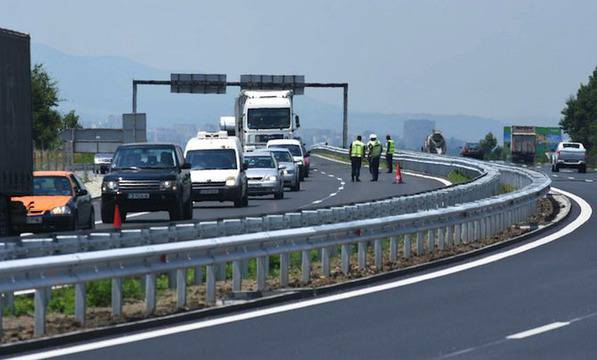 Влекач отнесе кола в аварийната лента на АМ „Тракия“, един загина