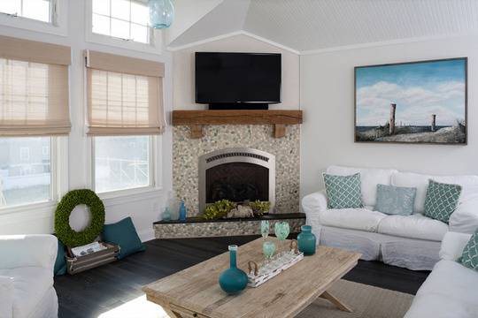 Красива плажна къща в бяло и тюркоаз