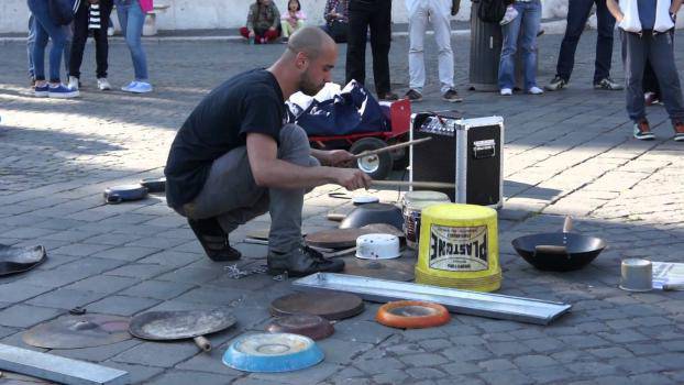 Барабанист използва кофи, тенджери и метални отпадъци, за да създава невероятни „техно“ бийтове