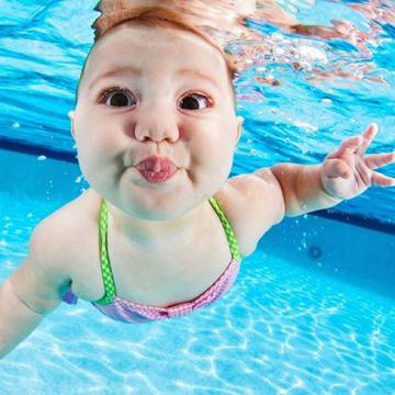 Забавни снимки на бебета под вода