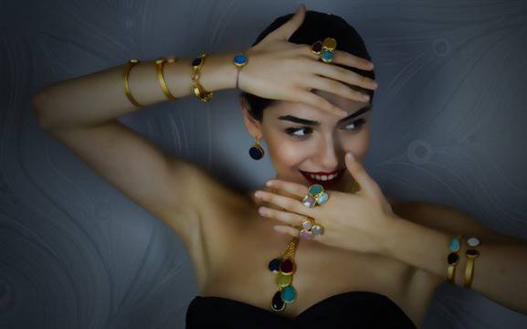 Научете повече за Хазар Ергючлю – Ейлюл от „Кварталът на богатите“