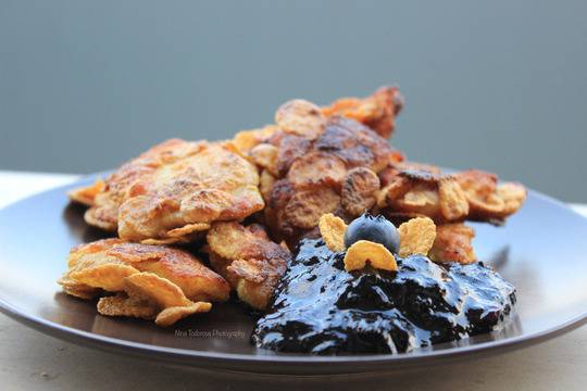 Панирани пилешки филенца със сос от боровинки