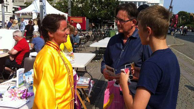 Практиката Фалун Дафа привлича посетители на фестивал в Швеция