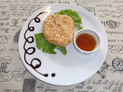 Френско козе сирене с хрупкава бадемова коричка и кленов сироп 200гр.