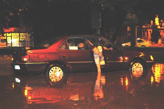 Пожарникари спасиха пътници от два автобуса от наводнението в Пловдив