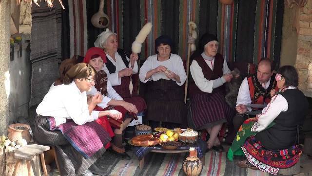 Седенките събират баби, дядовци и внуци, виртуално и реално, в Разлог и Банско