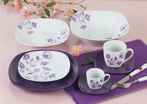 Масата в бяло и лилаво