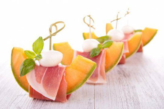 Салата от пъпеш с прошуто и моцарела