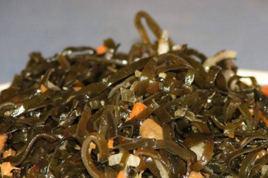 Салата с морско зеле и пушена сьомга