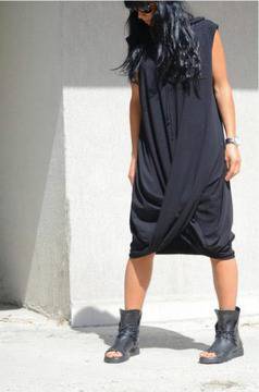 Черна рокля с качулка