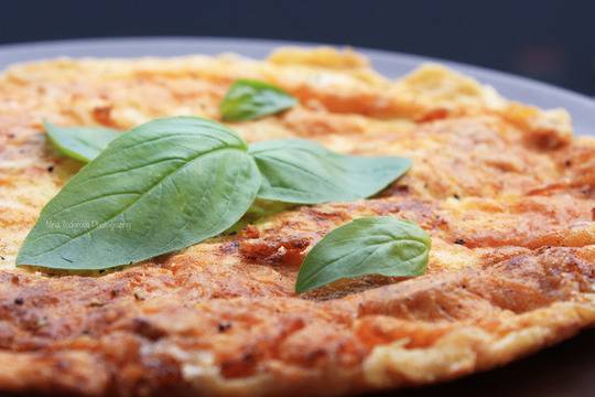 Сочен омлет с гъби и босилек