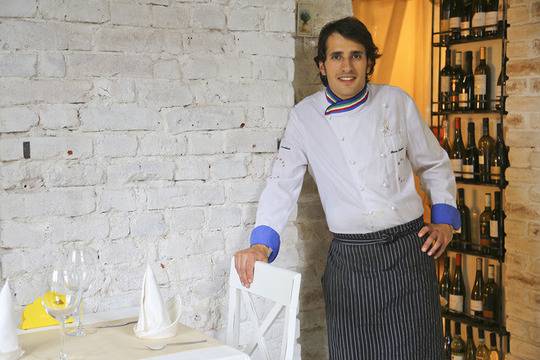 Ерос Рамацоти се глези с италиански специалитети в София