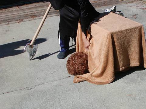 С ятаган, опрян в шията