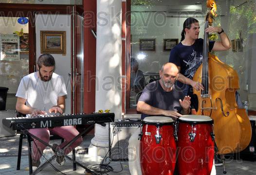 Джаз до дупка в петък вечер