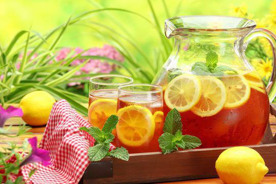Студен чай с лимон, мед и мента