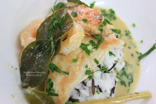 Дългозърнест ориз със зелено къри, скариди (или пиле) и кокос