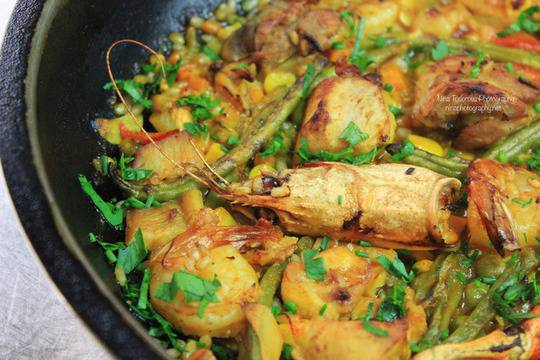 Домашна паеля с пиле и морски дарове