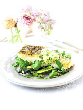 Риба на грил със салата от тиквички и сос айоли