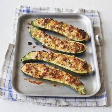 Пълнени тиквички с наденички и зелени подправки