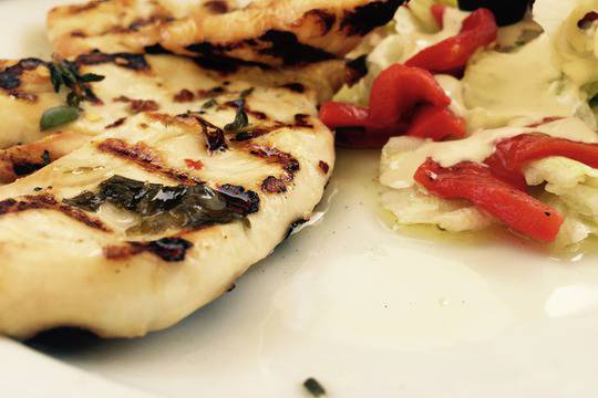 Пилешко филе на скара със салата и печени чушки здравословно