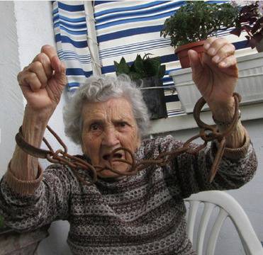 Българска баба стана хит в eBay