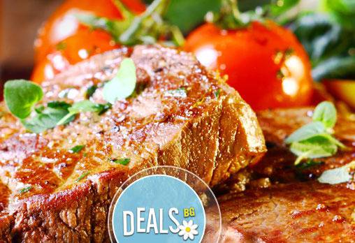 Скара за двама! Свинска пържола или пилешко филе с гарнитура картофи в Balito
