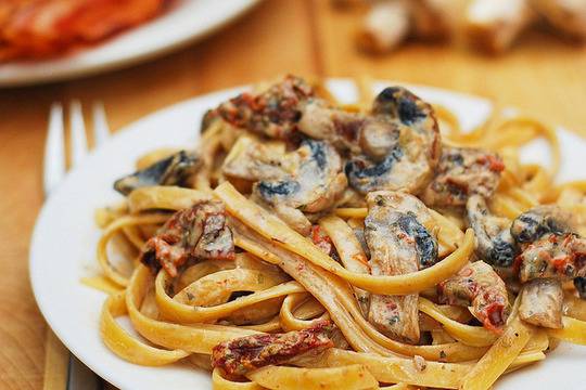 Талиатели с гъби и сушени домати