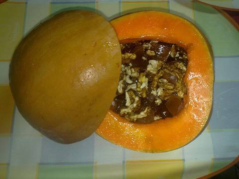 ПЪЛНЕНА ТИКВА СЪС СУШЕНИ ПЛОДОВЕ И ЛОКУМ