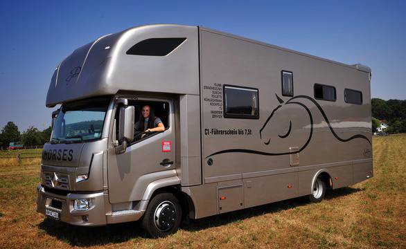 Renault Trucks D Cab 2М за висококачествен транспорт на коне