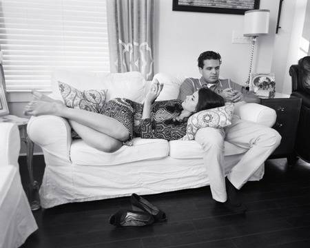 Този фотограф премахва смартфоните от снимките, за да ни покаже колко много сме се раздалечили един от друг