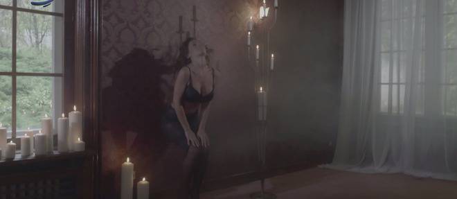 Голи задници и кръстове или шоубизнес по български