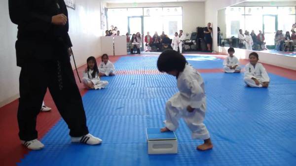 Малко Дете се Опитва да Счупи Две Плочки с Таекуондо