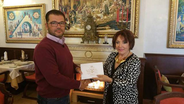 Графиня Естер де Помери стана член на Alchemist Club