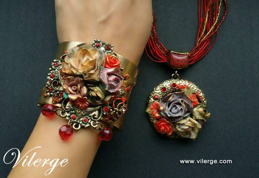 Коледни изненади за любимите жени и дами с винтидж бижута за празник гривни и колиета