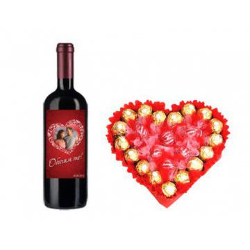 Бутилка вино и сърце от шоколадови бонбони