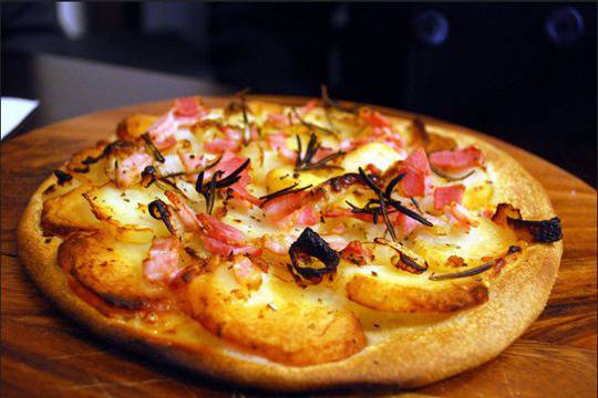 Пица с картофи и бекон