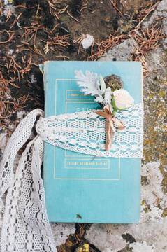 Limpet Shell Тюркоазът се асоциира с мир, доброта и известна игривост.