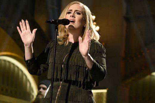 Новият албум на Адел с платинен статус през първата си седмица