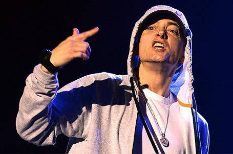 Мъпетите в изпълнение на “My Name Is” на Eminem