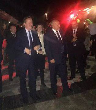 Борисов заведе Камерън на механа с нестинарски танцьори (СНИМКИ)