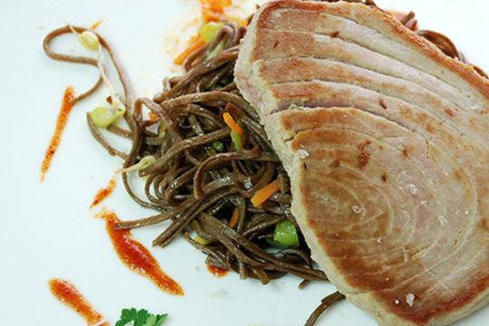 Филе от риба тон с нудли от елда